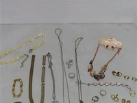 Lot sieraden volgens foto - afbeelding 1 van  5