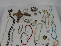 Lot sieraden volgens foto - afbeelding 1 van  7