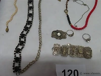 Lot sieraden volgens foto - afbeelding 2 van  7