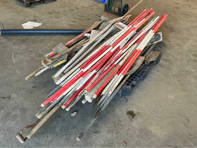 Lot spades, schoppen, schuppen,jalons, schoppen, schuppen - afbeelding 2 van  5