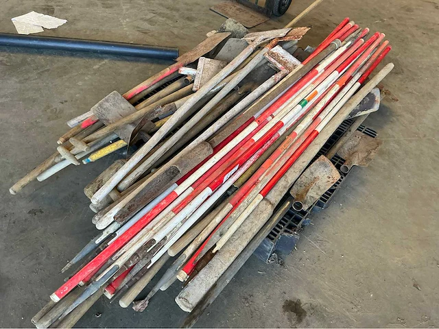 Lot spades, schoppen, schuppen,jalons, schoppen, schuppen - afbeelding 3 van  5