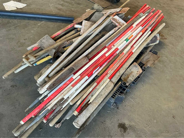 Lot spades, schoppen, schuppen,jalons, schoppen, schuppen - afbeelding 4 van  5