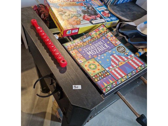 Lot speelgoed en elektrische step - afbeelding 1 van  3