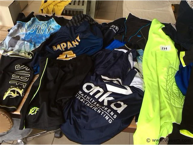Lot sportkledij verschillende maten - afbeelding 1 van  2