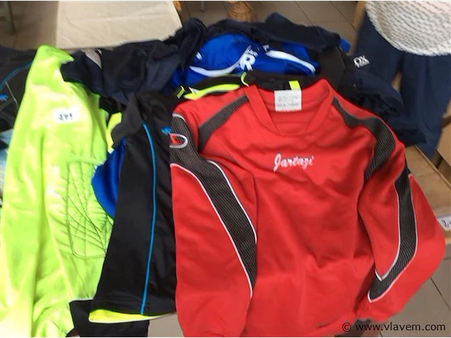 Lot sportkledij verschillende maten - afbeelding 2 van  2