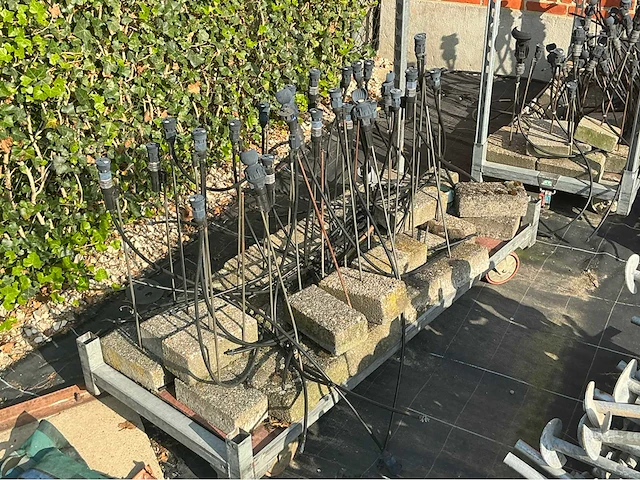 Lot sproeiers op stenen voet 50cm overige beregening (60x) - afbeelding 4 van  4