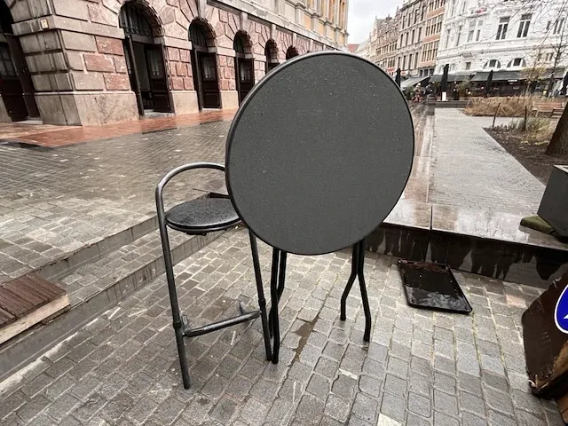 Lot staantafels en stoelen - afbeelding 1 van  6