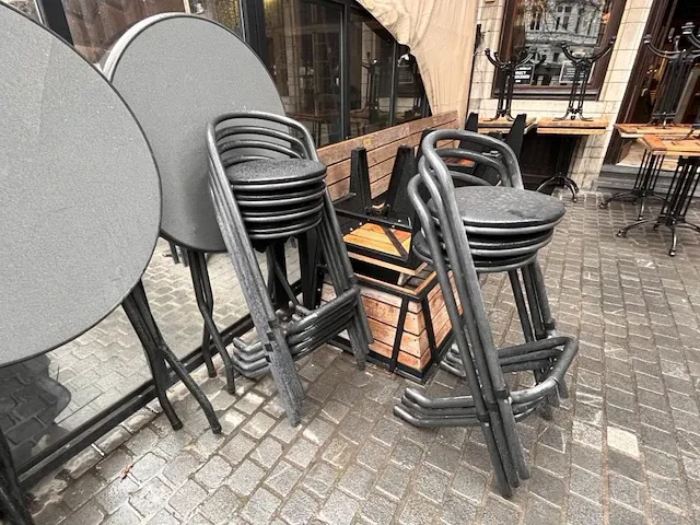 Lot staantafels en stoelen - afbeelding 2 van  6