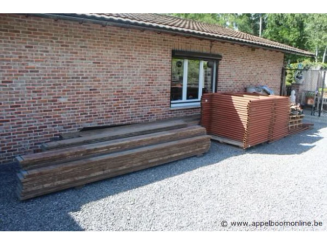 Lot stellingmateriaal bestaande uit 42 staanders, houten loopplanken en toebehoren - afbeelding 1 van  4