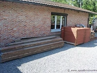 Lot stellingmateriaal bestaande uit 42 staanders, houten loopplanken en toebehoren