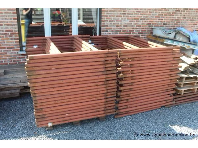 Lot stellingmateriaal bestaande uit 42 staanders, houten loopplanken en toebehoren - afbeelding 2 van  4