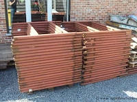 Lot stellingmateriaal bestaande uit 42 staanders, houten loopplanken en toebehoren - afbeelding 2 van  4