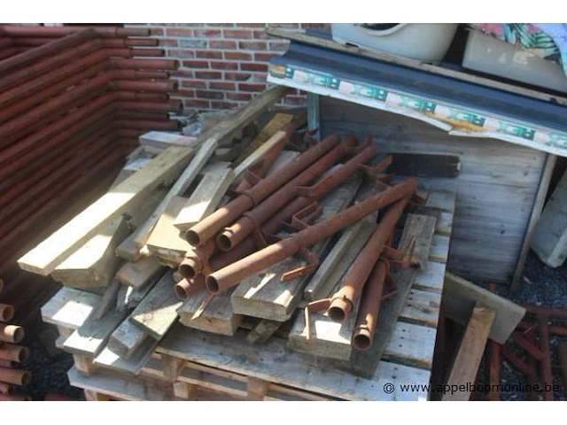 Lot stellingmateriaal bestaande uit 42 staanders, houten loopplanken en toebehoren - afbeelding 3 van  4