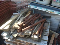 Lot stellingmateriaal bestaande uit 42 staanders, houten loopplanken en toebehoren - afbeelding 3 van  4