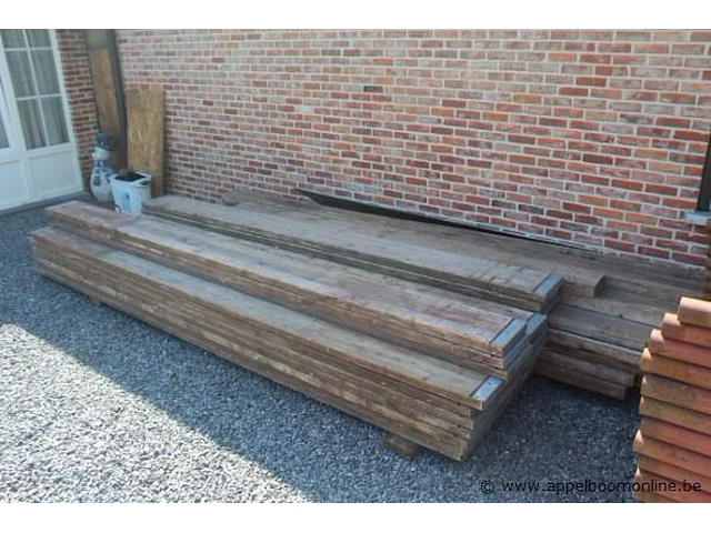 Lot stellingmateriaal bestaande uit 42 staanders, houten loopplanken en toebehoren - afbeelding 4 van  4