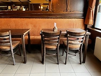 Lot tafels en stoelen