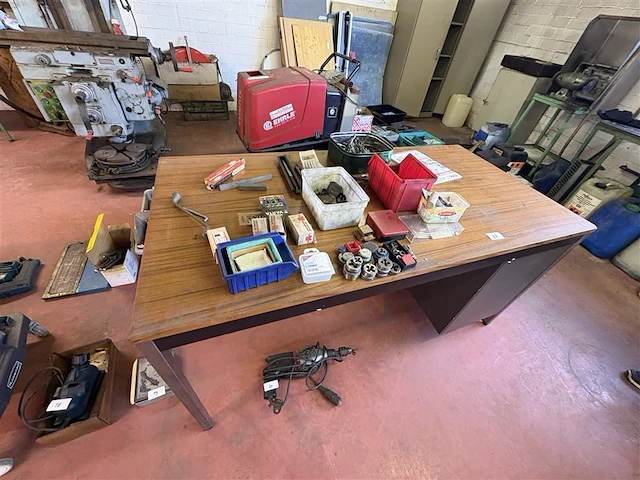 Lot tappen en boren inclusief tafel - afbeelding 1 van  11