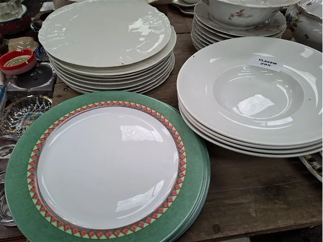 Lot vaatwerk - afbeelding 1 van  3