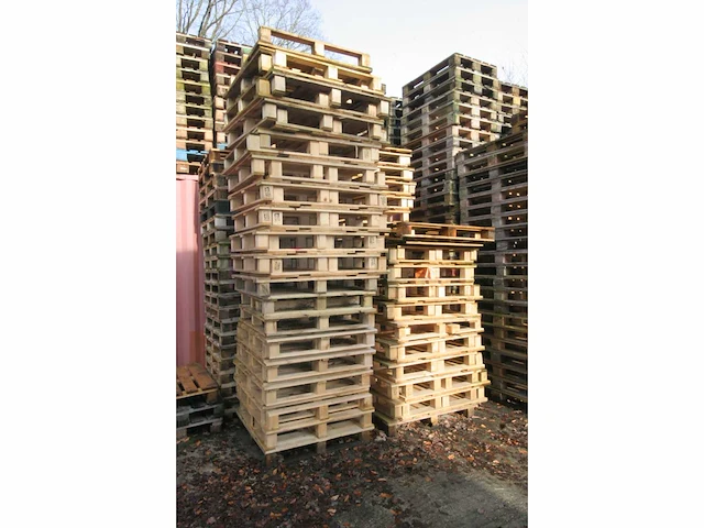 Lot van +/- 110 stuks paletten - afbeelding 1 van  1