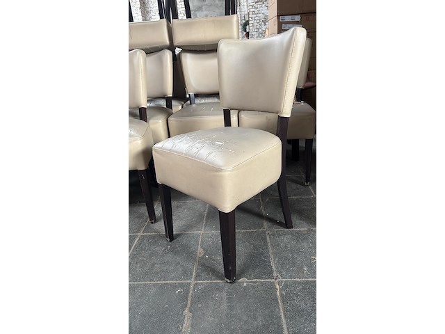 Lot van +/- 60 restaurantstoelen - afbeelding 1 van  1