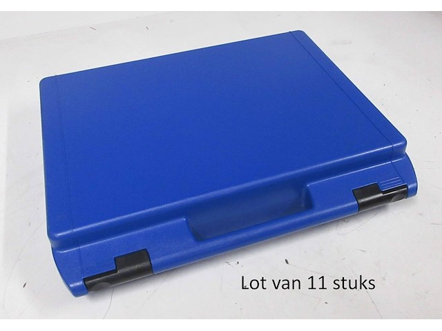 Lot van 11 plastiek koffers - afbeelding 1 van  2