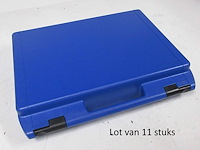 Lot van 11 plastiek koffers