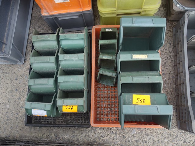 Lot van 16 groene bakjes (verschillende grootte) - afbeelding 1 van  1