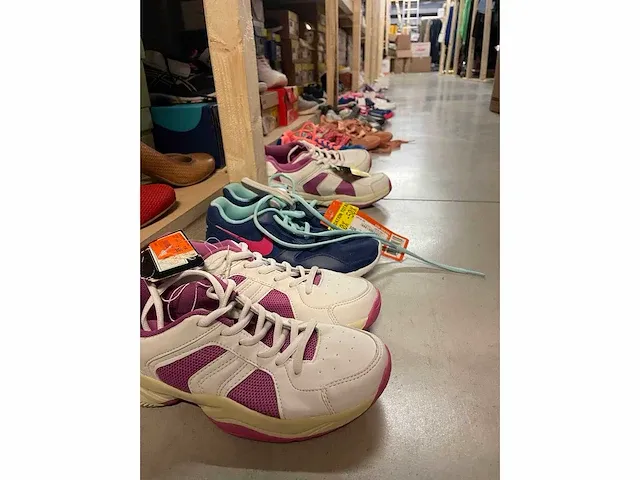 Lot van 181 paar sportsneakers van nike, hummel, adidas, puma, le coq sportif, asics, reebok, .... nieuwe artikelen - verschillende maten - afbeelding 4 van  17