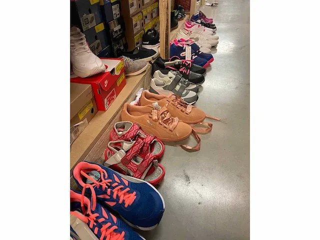 Lot van 181 paar sportsneakers van nike, hummel, adidas, puma, le coq sportif, asics, reebok, .... nieuwe artikelen - verschillende maten - afbeelding 5 van  17