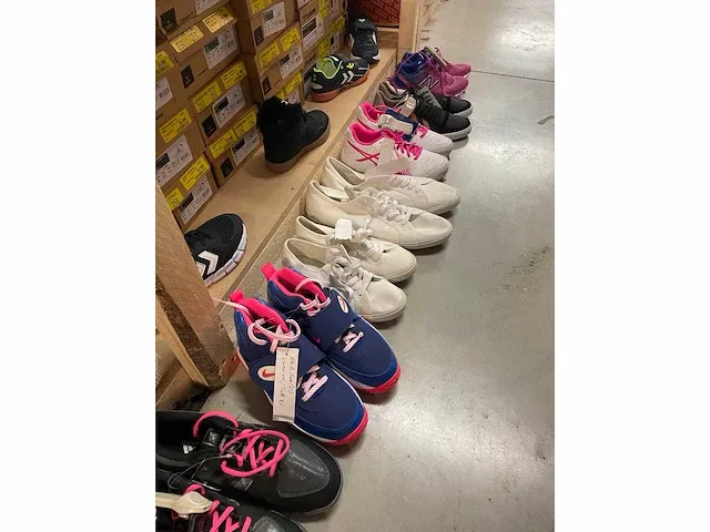 Lot van 181 paar sportsneakers van nike, hummel, adidas, puma, le coq sportif, asics, reebok, .... nieuwe artikelen - verschillende maten - afbeelding 6 van  17