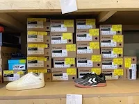 Lot van 181 paar sportsneakers van nike, hummel, adidas, puma, le coq sportif, asics, reebok, .... nieuwe artikelen - verschillende maten - afbeelding 1 van  17