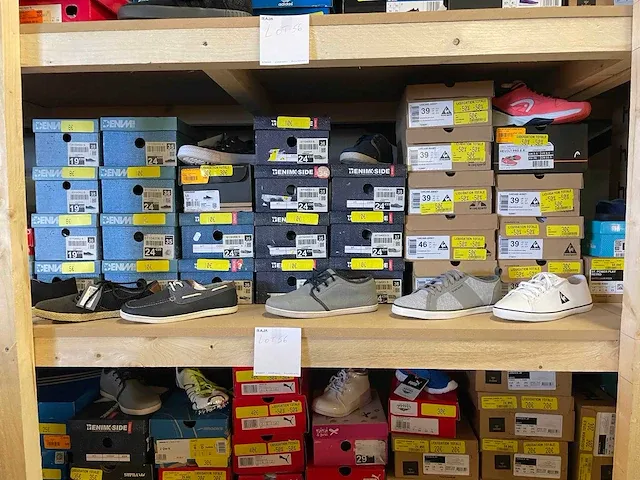 Lot van 181 paar sportsneakers van nike, hummel, adidas, puma, le coq sportif, asics, reebok, .... nieuwe artikelen - verschillende maten - afbeelding 11 van  17