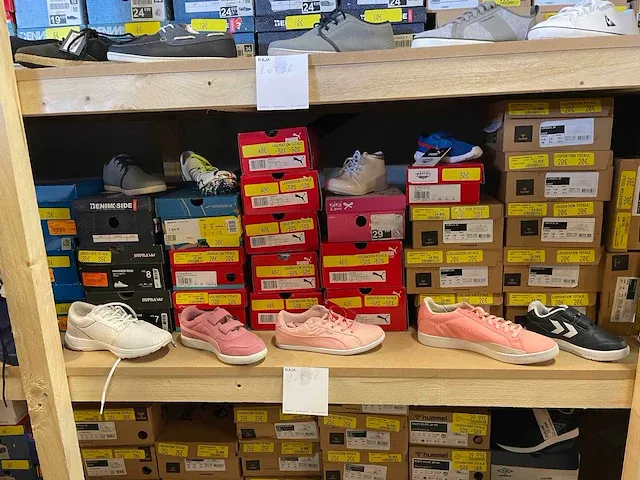 Lot van 181 paar sportsneakers van nike, hummel, adidas, puma, le coq sportif, asics, reebok, .... nieuwe artikelen - verschillende maten - afbeelding 12 van  17