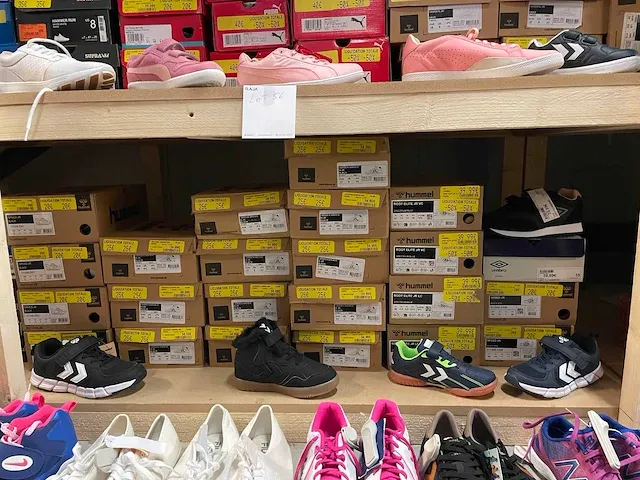Lot van 181 paar sportsneakers van nike, hummel, adidas, puma, le coq sportif, asics, reebok, .... nieuwe artikelen - verschillende maten - afbeelding 13 van  17