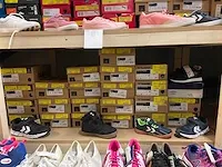 Lot van 181 paar sportsneakers van nike, hummel, adidas, puma, le coq sportif, asics, reebok, .... nieuwe artikelen - verschillende maten - afbeelding 13 van  17