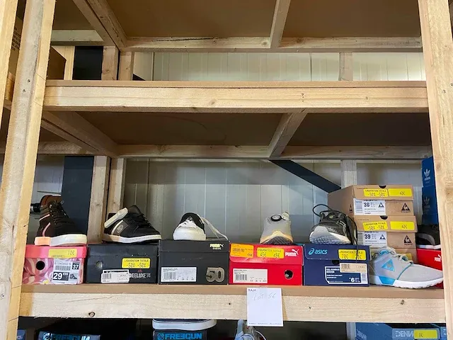 Lot van 181 paar sportsneakers van nike, hummel, adidas, puma, le coq sportif, asics, reebok, .... nieuwe artikelen - verschillende maten - afbeelding 14 van  17