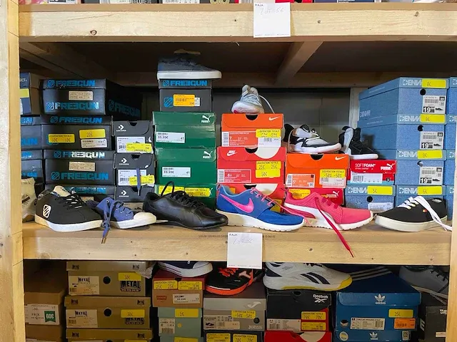 Lot van 181 paar sportsneakers van nike, hummel, adidas, puma, le coq sportif, asics, reebok, .... nieuwe artikelen - verschillende maten - afbeelding 15 van  17