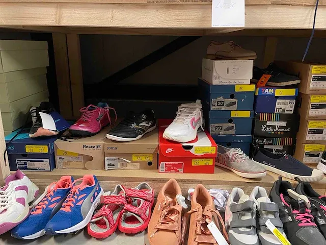 Lot van 181 paar sportsneakers van nike, hummel, adidas, puma, le coq sportif, asics, reebok, .... nieuwe artikelen - verschillende maten - afbeelding 17 van  17