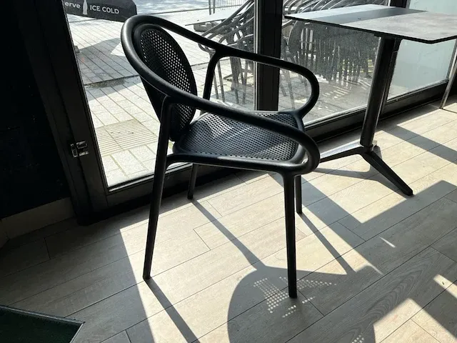 Lot van 28 terrasstoelen en 4 tafels - afbeelding 1 van  8