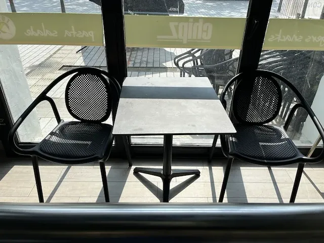 Lot van 28 terrasstoelen en 4 tafels - afbeelding 4 van  8