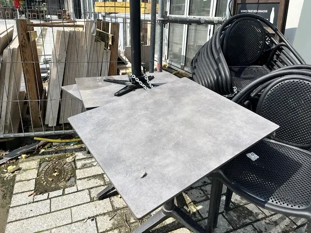 Lot van 28 terrasstoelen en 4 tafels - afbeelding 6 van  8