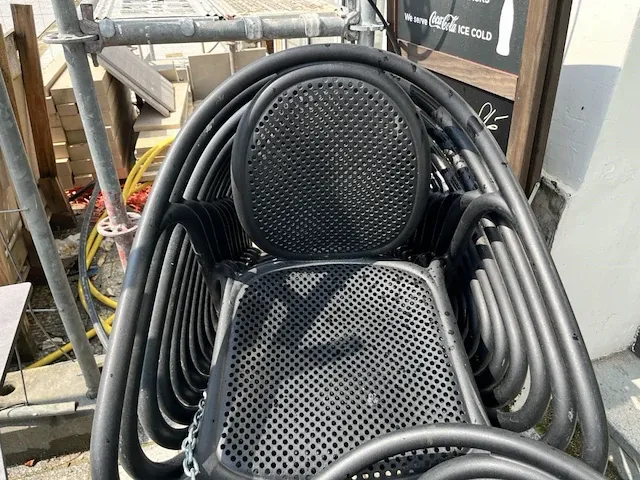 Lot van 28 terrasstoelen en 4 tafels - afbeelding 7 van  8