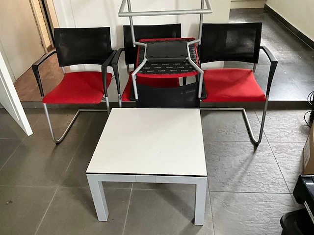Lot van 4 stoelen en 1 tafel - afbeelding 1 van  5