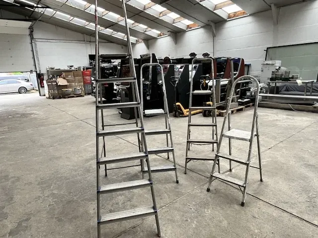Lot van 4 trapladders - afbeelding 1 van  1
