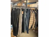 Lot van 59 herenkleding (jeans en jassen) van diverse merken nieuwe items - diverse maten - afbeelding 3 van  4