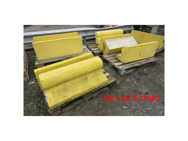 Lot van 8 betonnen veiligheidsboordstenen / parkeerbegrenzers - afbeelding 1 van  1