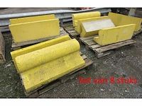 Lot van 8 betonnen veiligheidsboordstenen / parkeerbegrenzers - afbeelding 1 van  1