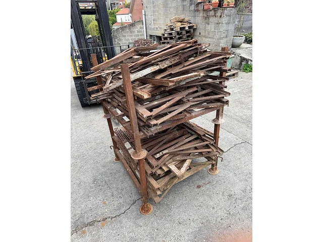 Lot van balkklemmen en 2 stapelrekjes divers bouw- en bevestigingsmateriaal - afbeelding 2 van  4
