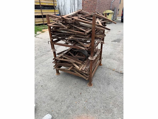 Lot van balkklemmen en 2 stapelrekjes divers bouw- en bevestigingsmateriaal - afbeelding 3 van  4