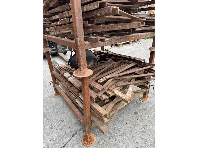 Lot van balkklemmen en 2 stapelrekjes divers bouw- en bevestigingsmateriaal - afbeelding 4 van  4